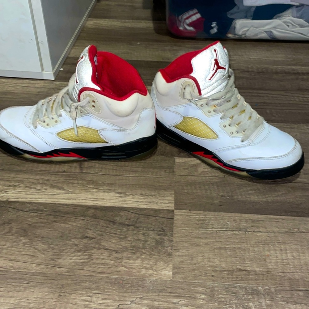 Jordan 5 Retro White
Fire Red